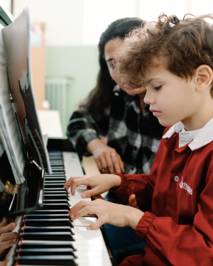 Hattemer-Bilingue-child-playing-piano