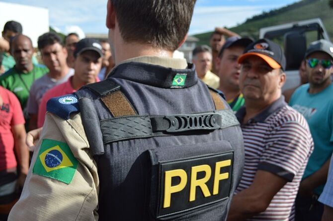 Image of activists in Brazil and local police officer in conversation