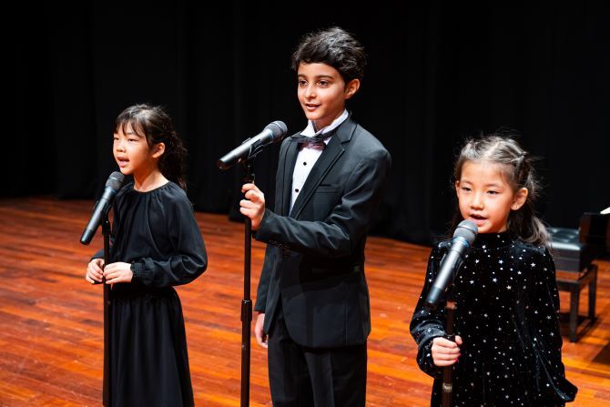 iskl-children-singing-on-stage-24