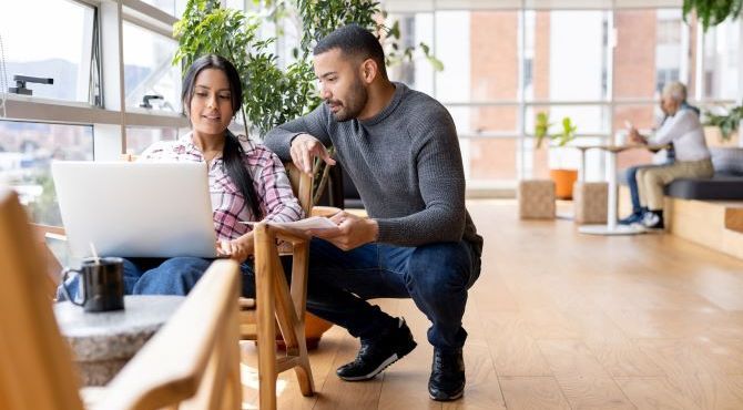 Young-couple-looking-at-laptop